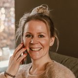 Ellen Kolkman, je eerste aanspreekpunt bij Powercrumbs, aan de telefoon