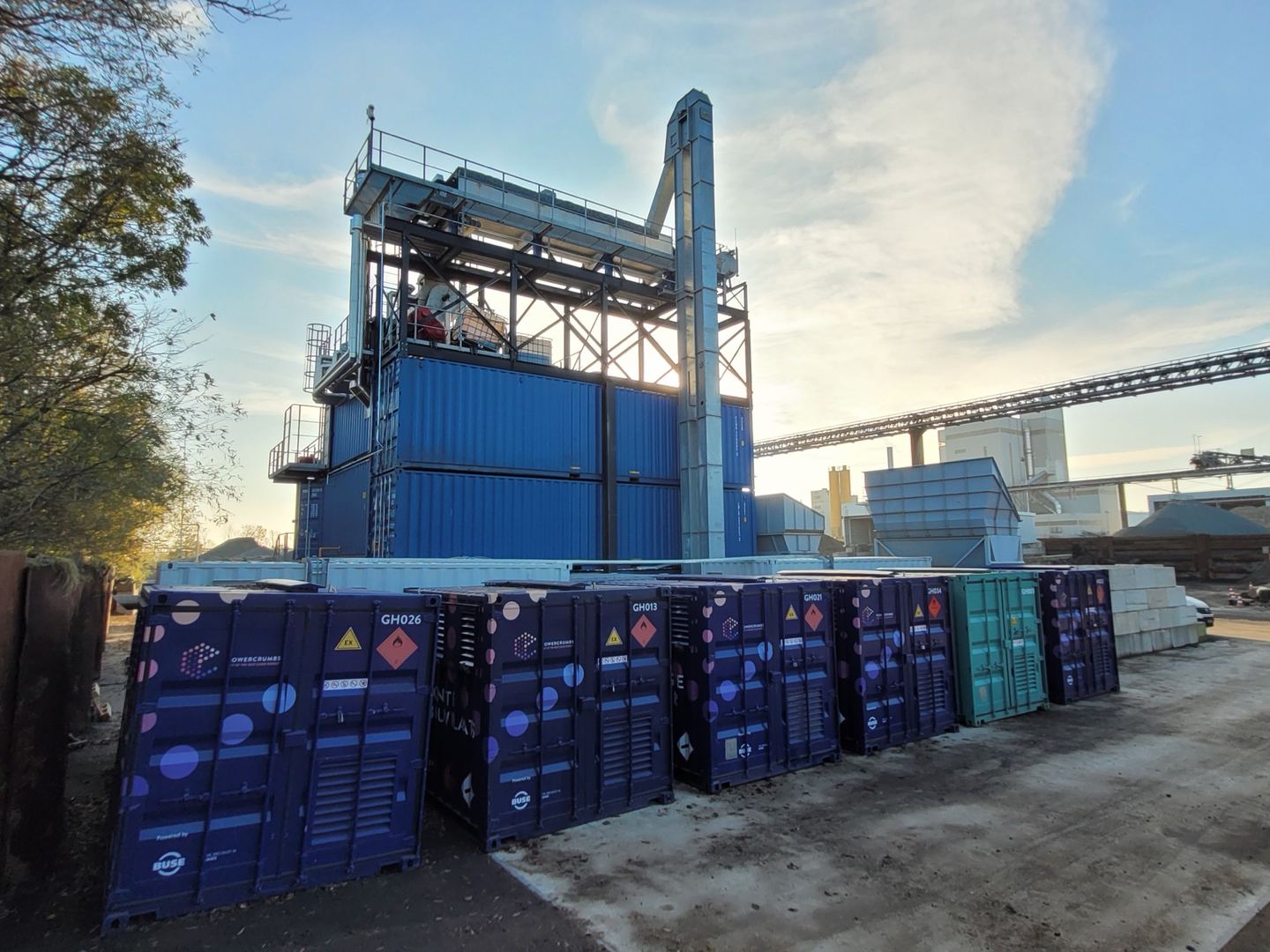 Powercrumbs-units bij een industriële biogasinstallatie, schemering