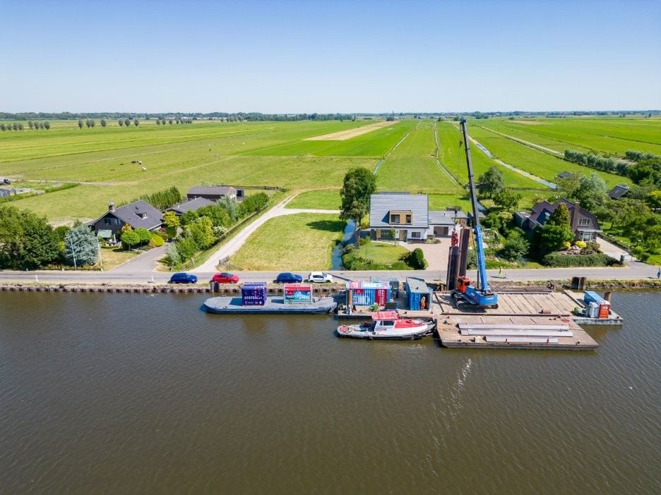 Luchtopname van een Powercrumbs-installatie op een ponton in de polder