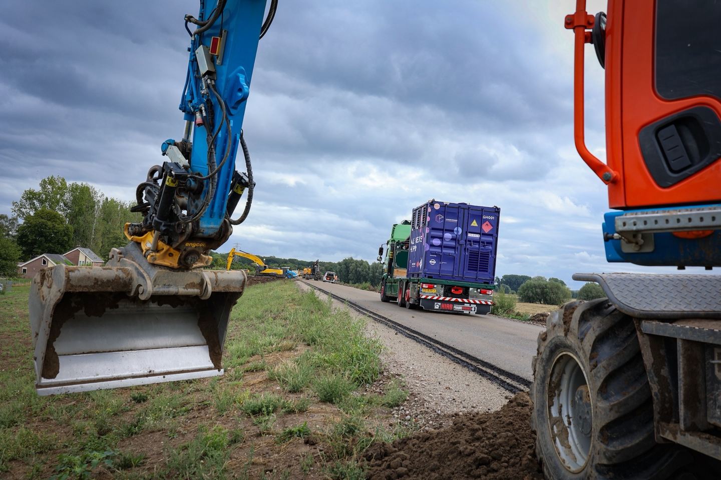 Vrachtwagen met een Powercrumbs-unit op weg naar een bouwlocatie