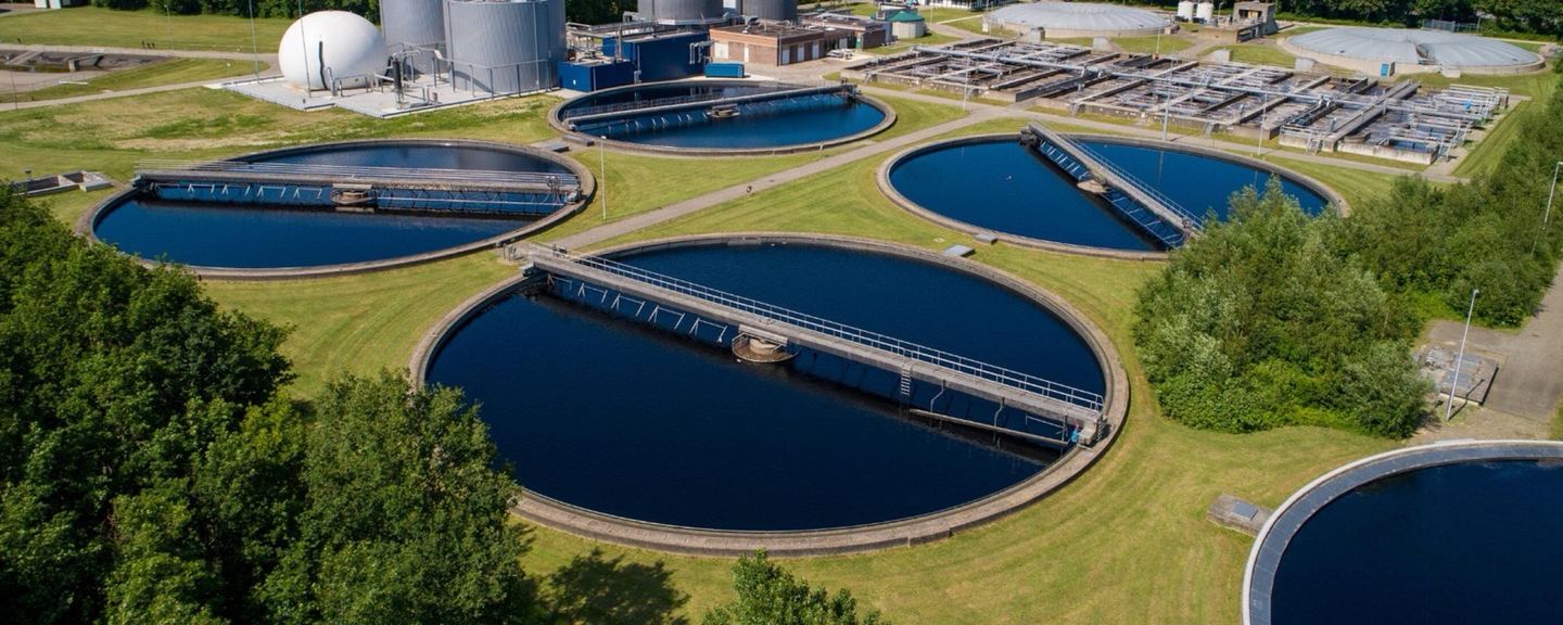 Powercrumbs-installatie bij een RWZI met zicht over het terrein