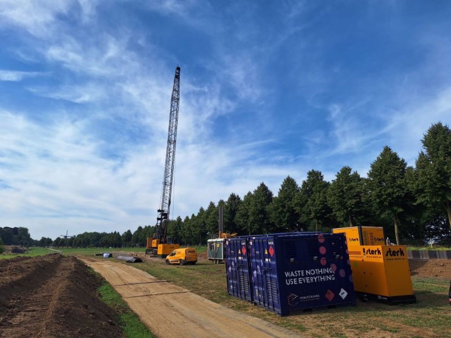 Powerbox van Powercrumbs op een bouwplaats naast een kraan
